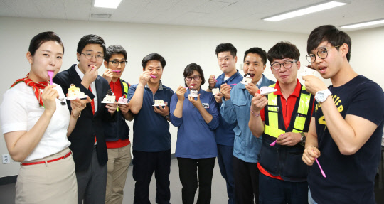 티웨이항공 직원들이 중복을 하루 앞둔 26일 회사가 제공한 아이스크림 케이크를 먹고 있다. <티웨이항공>